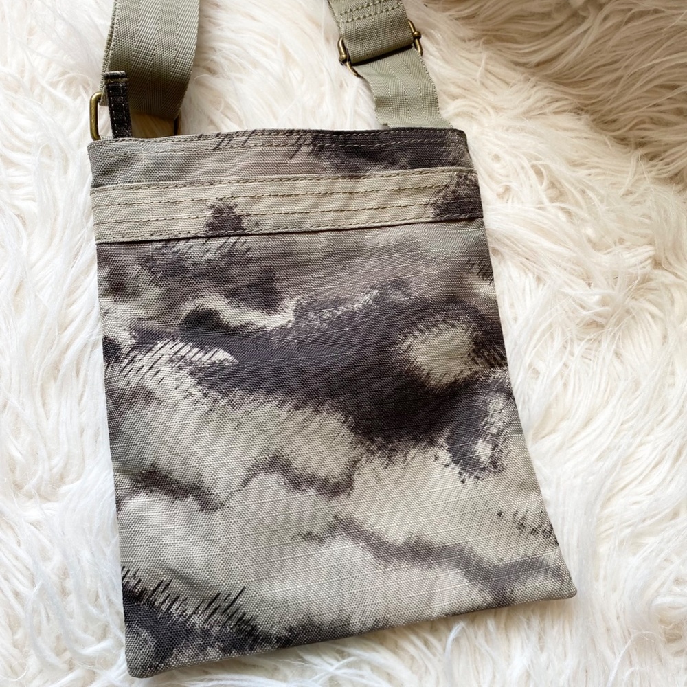 NWOT Dakine Jive Handbag in Camo Print - Picture 3 of 6